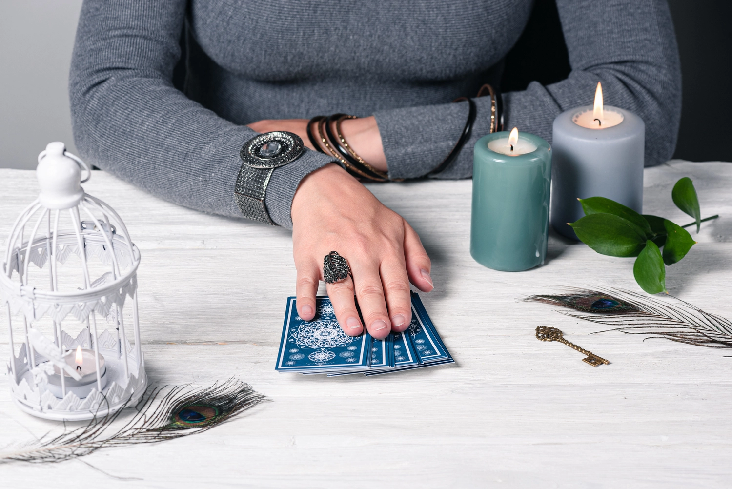 Auryn•Die Herrscherin - Kartenlegerin, Coaching und Mentoring - Das Konzept der Wahrsagerin, die mithilfe von Tarotkarten die Zukunft vorhersagt.